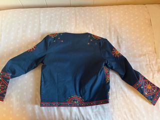 Chaqueta bordada azul alegre