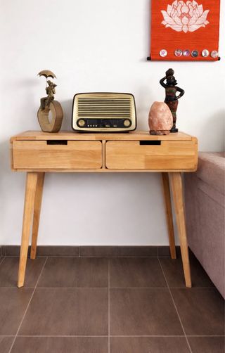 Mueble de entrada de madera, tono roble claro