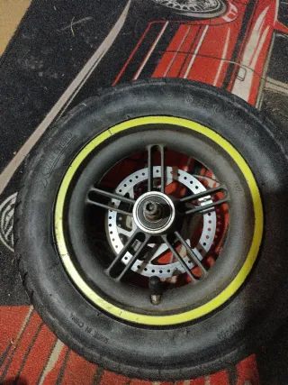 Rueda de patinete trasera con disco de freno