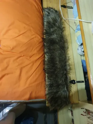 Chaqueta azul marino talla M con cuello de pelo