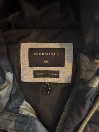 Chaqueta Quiksilver camuflada con capucha Talla L