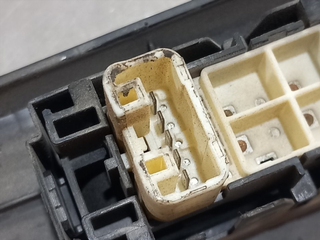 MANDO ELEVALUNAS DELANTERO DERECHO TOYOTA YARIS (