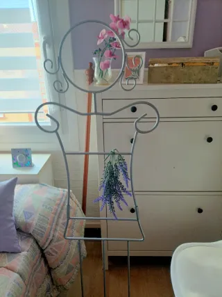 Perchero silueta mujer