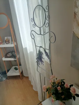 Perchero silueta mujer