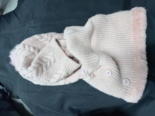 Pasamontañas rosa tejido con botones