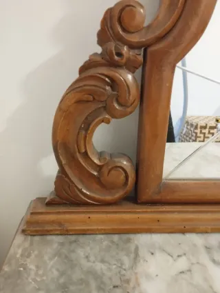 Cómoda antigua de madera con espejo y mármol