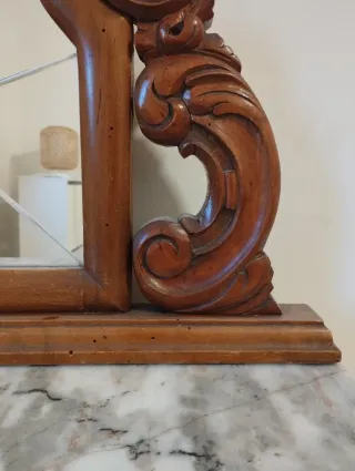 Cómoda antigua de madera con espejo y mármol