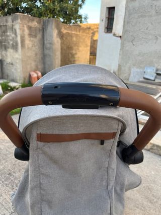 Carrito de bebé gris