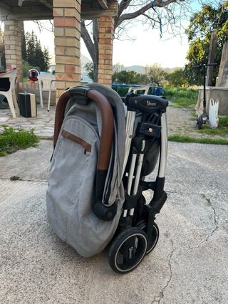 Carrito de bebé gris