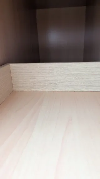 Cómoda de madera con cajones