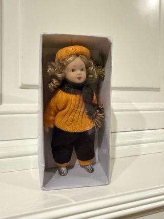 Muñecas porcelana en miniatura de época