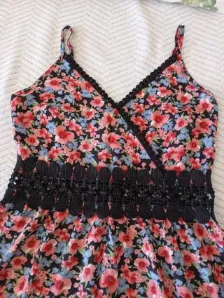 Vestido de flores y tira bordada