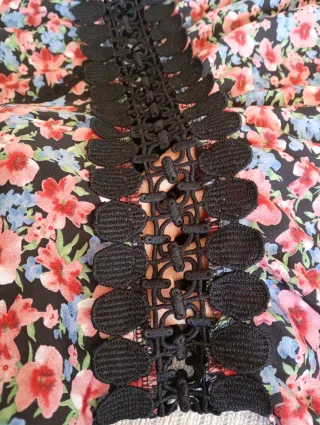 Vestido de flores y tira bordada