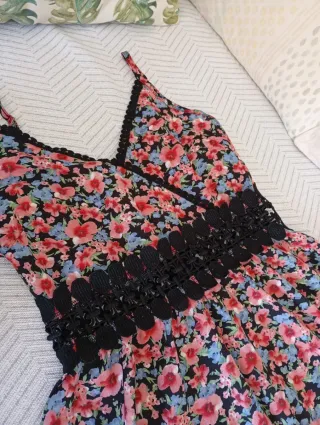 Vestido de flores y tira bordada