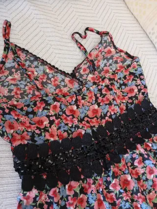 Vestido de flores y tira bordada