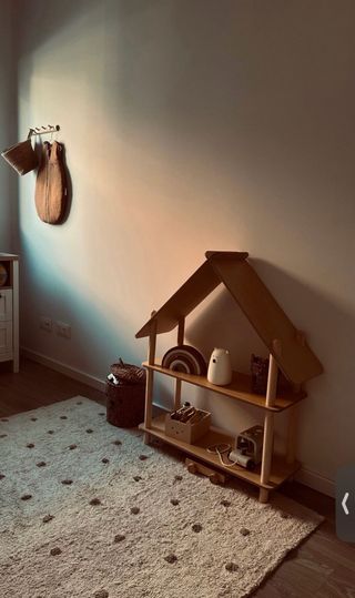 Alfombra infantil decorativa beige y marrón