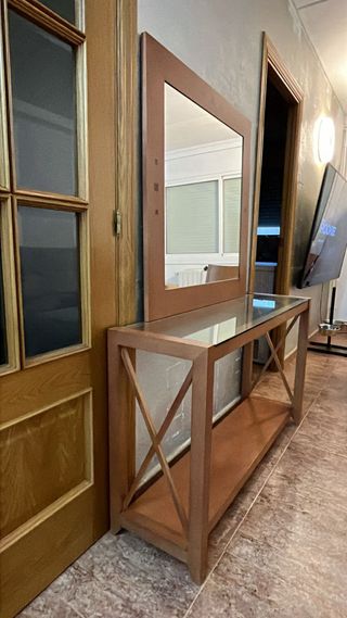 Recibidor de madera con espejo