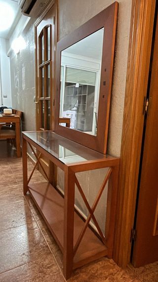 Recibidor de madera con espejo