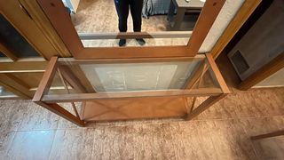 Recibidor de madera con espejo