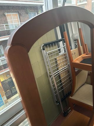 Espejo de madera con marco curvo