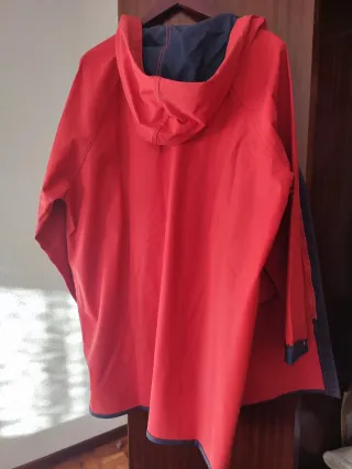 2 chubasqueros hombre azul/rojo.