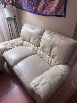 Sofá de piel beige