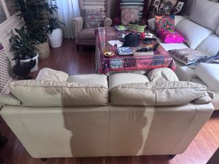 Sofá de piel beige