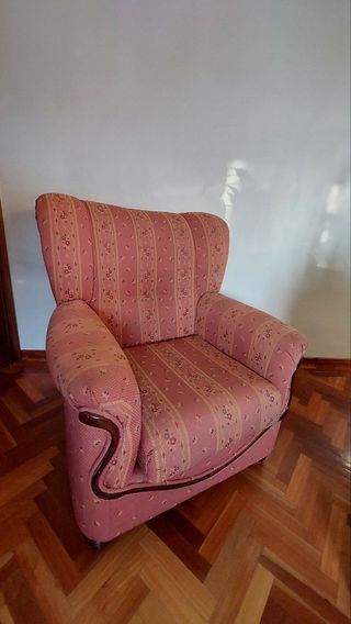 Sofá y sillones verdes de tela