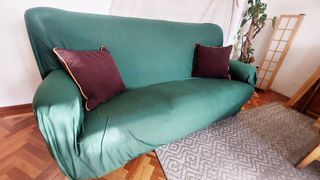 Sofá y sillones verdes de tela