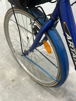 Bicicleta de paseo azul