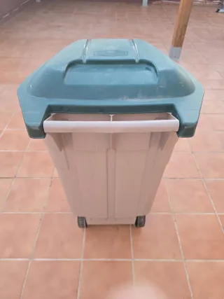 Cubo de basura verde y beige