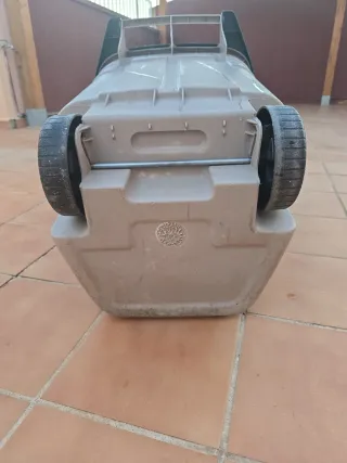 Cubo de basura verde y beige