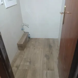 Mueble de baño madera con lavabo negro