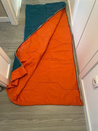 Saco de dormir naranja y azul