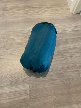 Saco de dormir naranja y azul