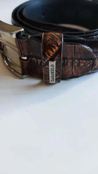 Cinturón de piel de la marca Caramelo