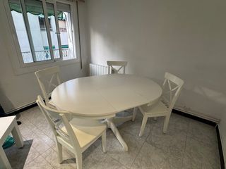 Mesa redonda extensible con 4 sillas