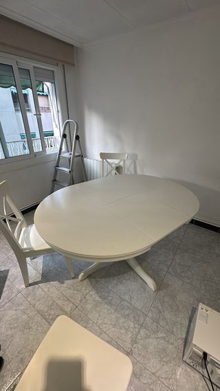 Mesa redonda extensible con 4 sillas