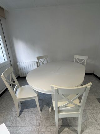 Mesa redonda extensible con 4 sillas