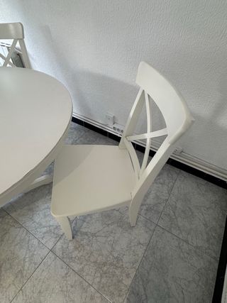 Mesa redonda extensible con 4 sillas