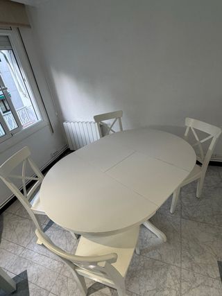 Mesa redonda extensible con 4 sillas