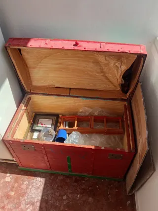 Baúl antiguo de madera tipo cofre