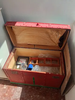 Baúl antiguo de madera tipo cofre