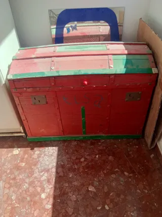 Baúl antiguo de madera tipo cofre