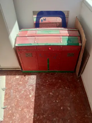 Baúl antiguo de madera tipo cofre