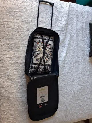 Maleta de viaje de cabina azul con ruedas