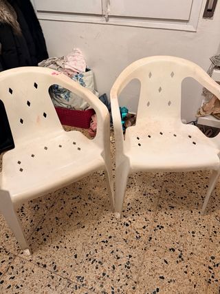 2 Sillas de Plástico Blancas