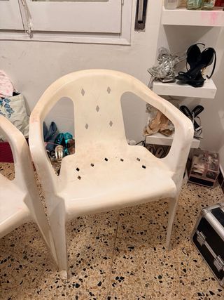 2 Sillas de Plástico Blancas