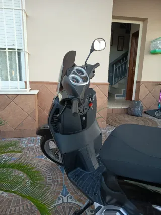 Moto scooter Keeway Outlook de 125cc con 8000 km