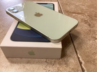 iPhone 12 Verde Claro
